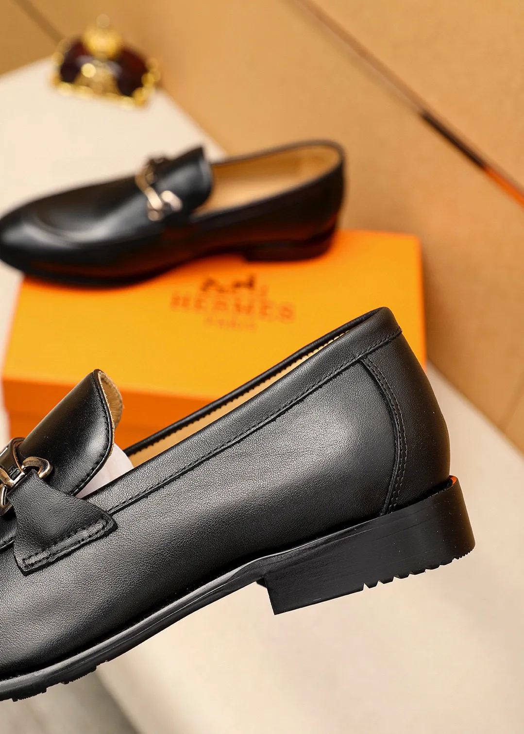 Men's shoes 💰442 💐 Product trademark: HERMES "Hermès" casual leather shoes Regular size: 38-44 (45🉑️customized) Product materials: Selected imported first-layer calfskin upper + luxury hardware buckle, imported water-dyed 🐂 cowhide lining. Strong three-dimensional visual effect, combined outsole Color: 1⃣️color optional